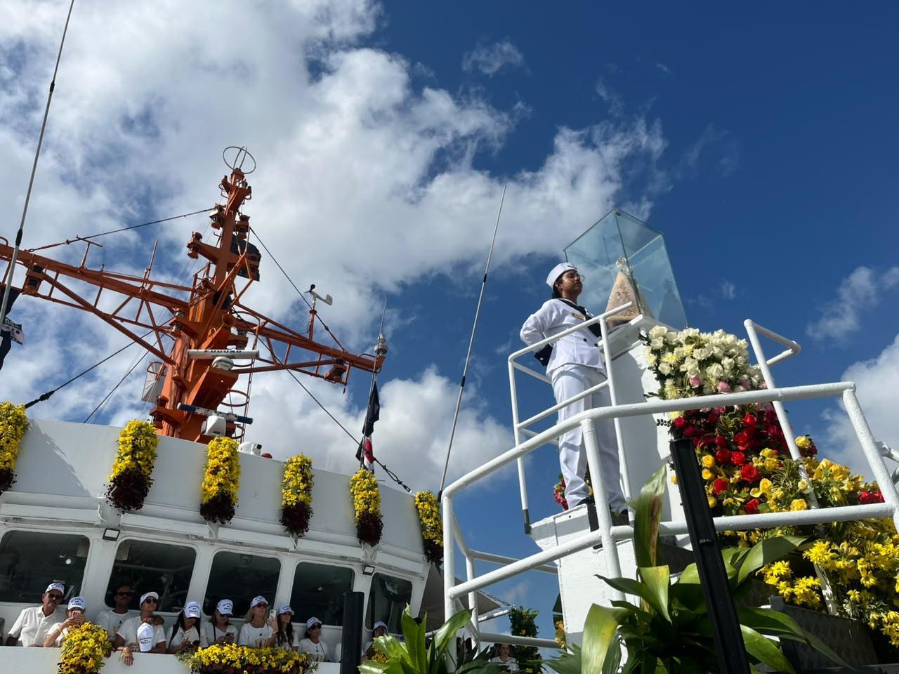 A imagem em destaque mostra o Navio Garnier Sampaio, onde se encontra a Imagem Peregrina durante a Romaria Fluvial.